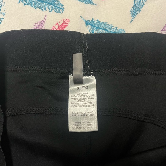 🌸Kendall & Kylie Black Leggings with Glossy Accents - Picture 4 of 5